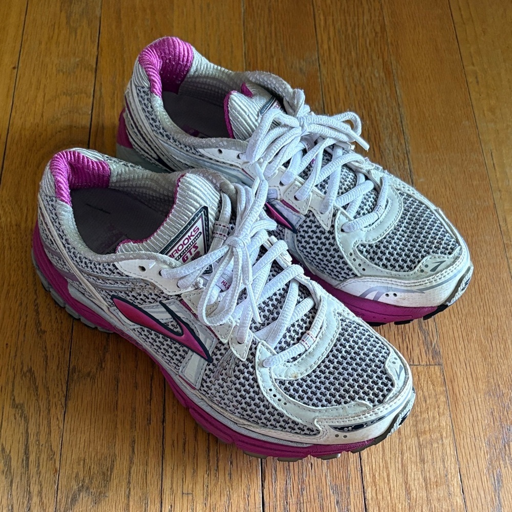 Brooks GTS 12 retro white grey and magenta sneakers